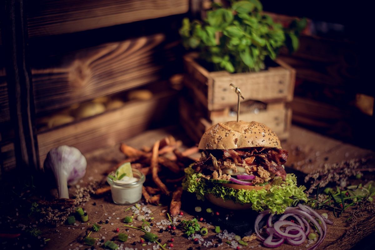 Waar komt de hamburger vandaan, hoe wordt hij bereid en waarom wordt hij eigenlijk hamburger genoemd?