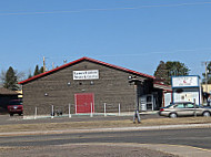 Lynn's Custom Meats Catering outside