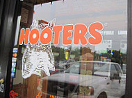 Hooters outside