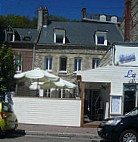 La Barcarole outside