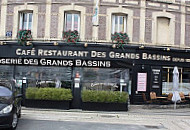 Les Grands Bassins outside