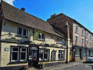 The George Dragon Inn outside