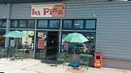 La Pizz' outside