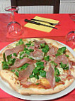 La Pizz' food