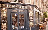 Le Bon Georges outside