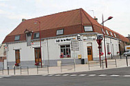 Café De La Mairie outside