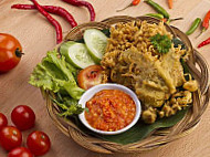 Nasi Kukus Ayam Goreng Berempah Ori Kelate food