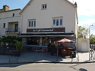 Au Cafe Gourmand outside