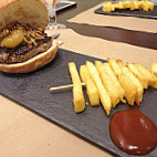 Can Dolpino Gastroburger food