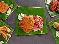 Nasi Kukus Tonggek (mydin Semenyih) inside