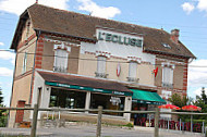 L'Ecluse outside