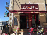 La Flambee outside