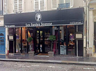 Les Tantes Jeanne outside