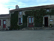 Auberge la Boucheliere outside