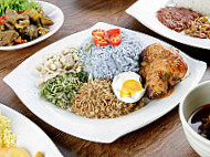 Warung Keluarga Kak Mah Pekan food