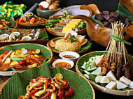 De Warung Mom’s Kitchen food