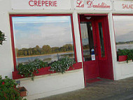 La Dentellière outside