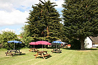 The Three Horseshoes outside