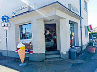 Eis - Cafe Gelatini outside