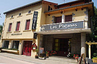 Les Platanes outside