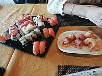 Roiyaru Sushi House inside