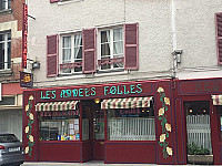 Les Annees Folles outside