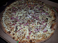 Leo Classic Pizza food