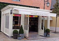 Pierre Hermé Paris outside