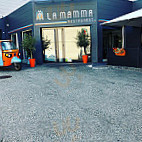 La Mamma Mia outside