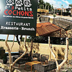 O' 3 Petits Cochons outside