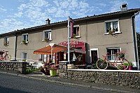 restaurant le pommeil outside