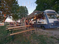 Le 21 Food Truck outside