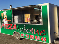 Pizza Antoine outside