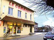 Le Commerce outside