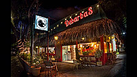 Debarbas Bebedero Gourmet outside