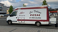 Les Délices Pizzas outside