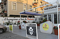 Mezzanino Caffe outside