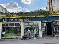 Restaurant La Recyclerie outside