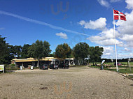 Lønne Familie outside