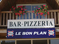 Le Bon Plan outside