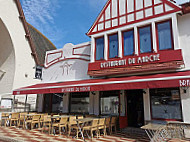 Le Café Du Marché inside