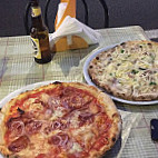 C'e' Pizza Per Te food