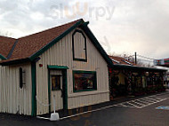 Sandy's Fine Food Emporium outside