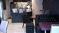 L'heure Cafe inside