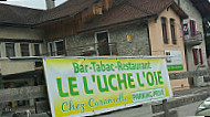 Le L'uche L'oie outside