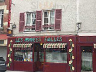 Les Annees Folles outside