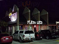 Plato Loco outside