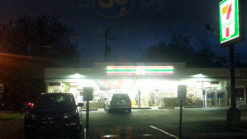 7-eleven outside