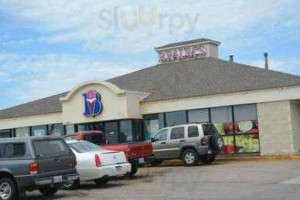 Braum's Ice Cream Dairy Store outside