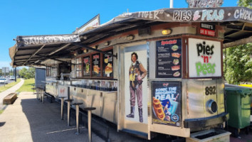 Harry's Café De Wheels Newcastle outside